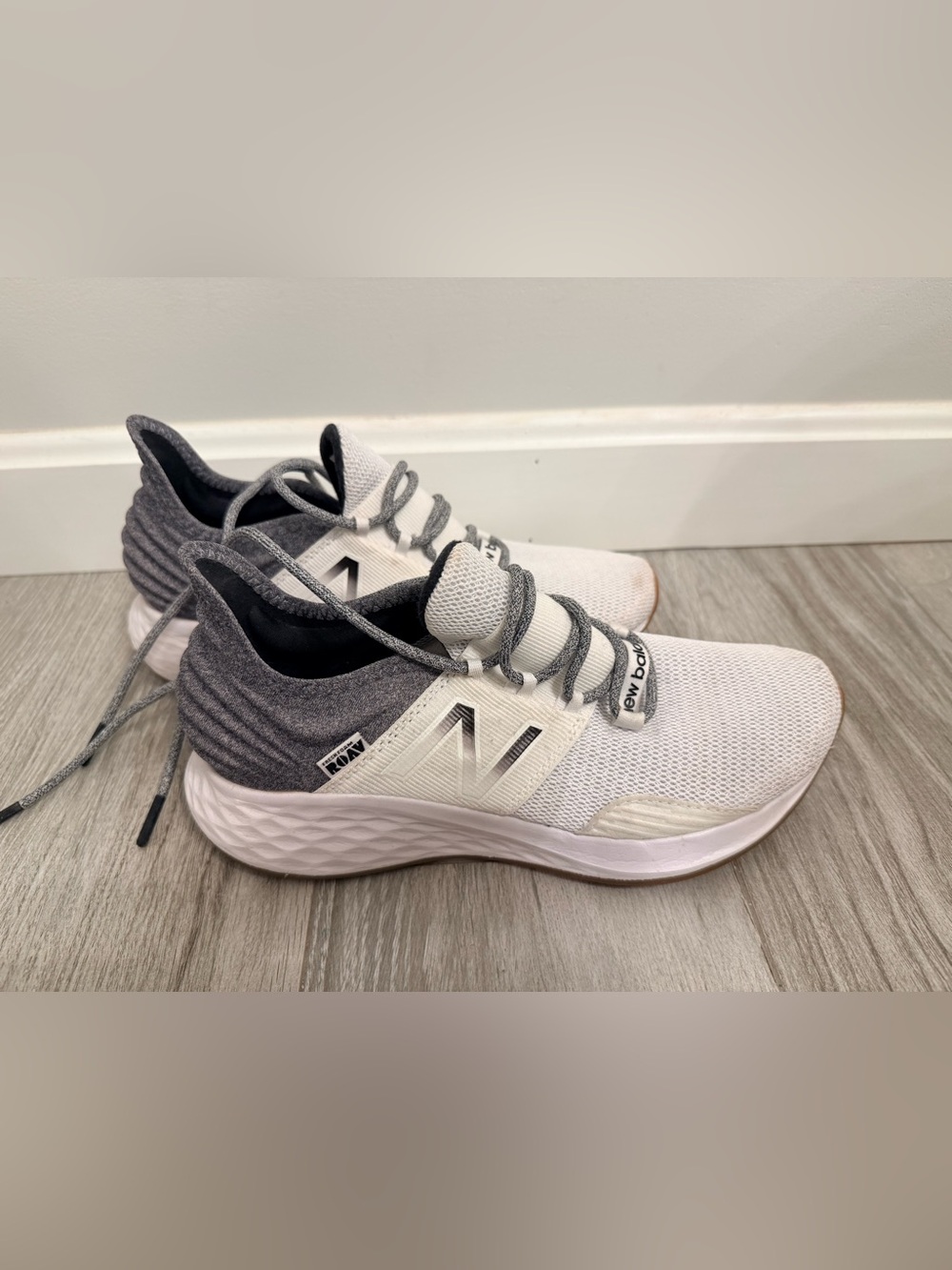 Women’s size 8 New Balance Roav V1 Sneakers —-amazing condition